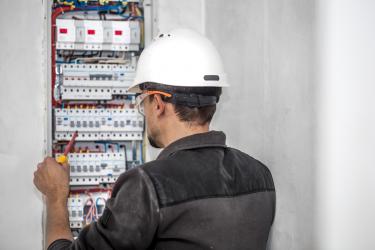 Control y Mantenimiento Eléctrico Armado de tableros, instalaciones industriales, comerciales y domiciliarios, cableados aéreos y subterráneos, conexiones a grupos electrógenos y automatización inteligente.